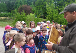 Leśniczy opowiada dzieciom o ulach i pszczołach